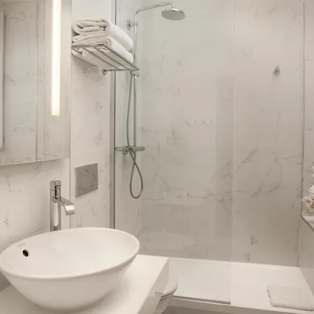 Nh Collection Ponthieu Champs-élysées Hotel 4*